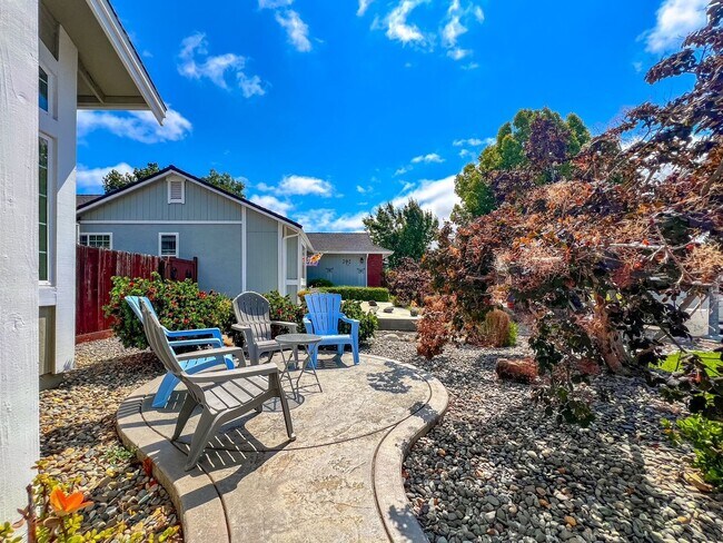 Building Photo - Stylish 3-bedroom, 2.5-bath home tucked in...