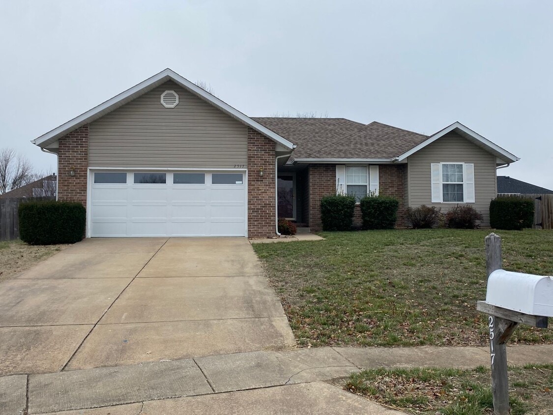Foto principal - Spacious 3 bedroom, 2 bath home with a 2 c...