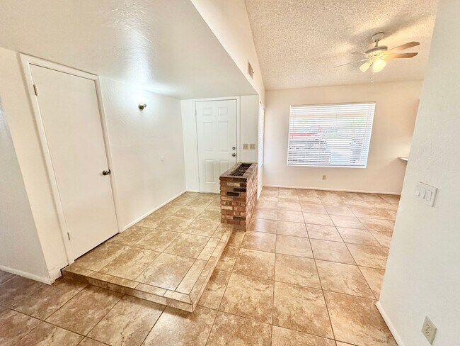 Building Photo - 3 Bedroom / 2 Bath Single Level Home in Ph...