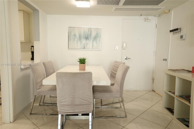 Foto del edificio - 5151 Collins Ave