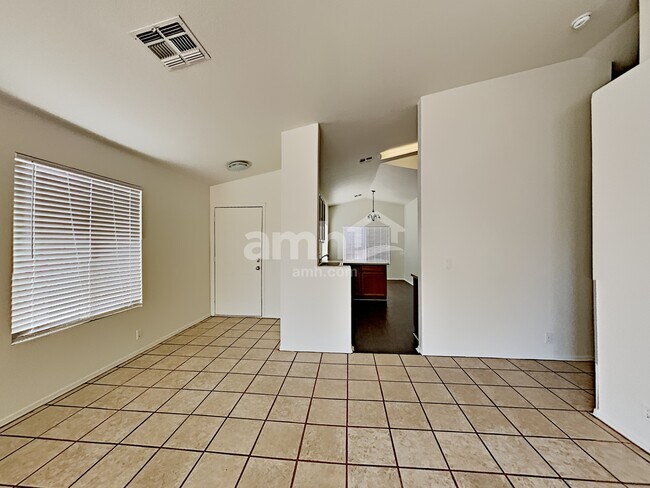 Foto del edificio - 10741 E Enid Ave