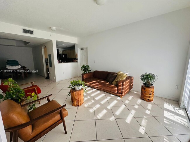 Foto del edificio - 6400 NW 114th Ave