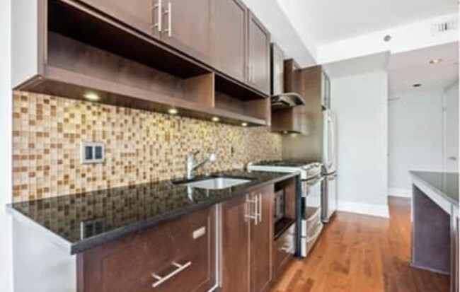 Building Photo - 808 Bronson Av