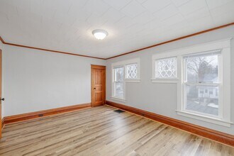 Building Photo - 132 W 14th Ave