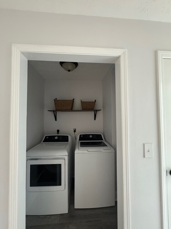 Building Photo - Room in Townhome on Chupp Way Cir