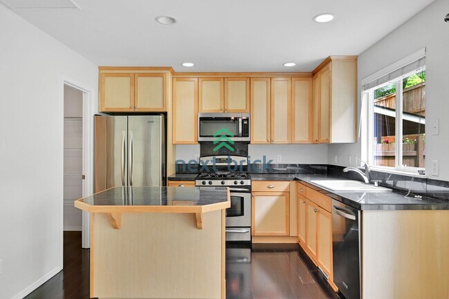 Foto del edificio - 3 BED & 2.5 BATH SINGLE FAMILY HOUSE FOR RENT