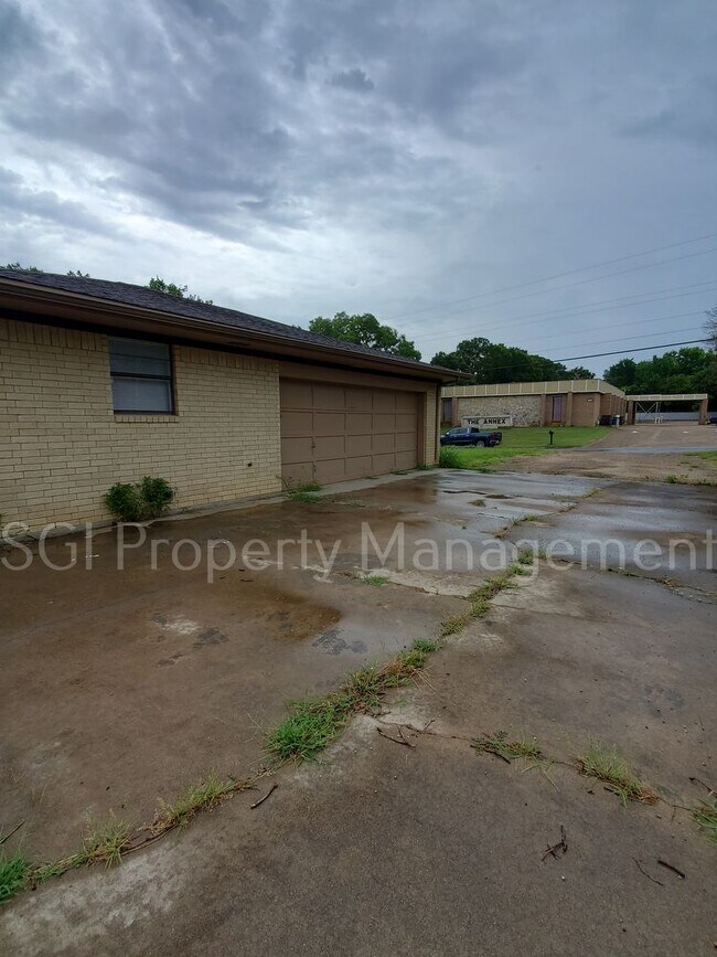 Building Photo - BIG 1 STORY 4 BEDROOM ON HUGE LOT IN KEENE!!!
