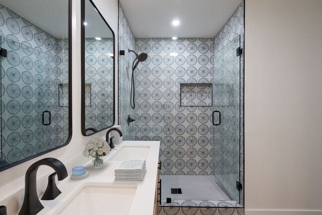 Building Photo - 6702 Saranac St