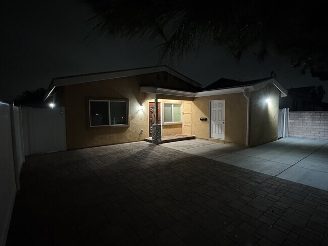 Building Photo - 4618 W Roy Cir
