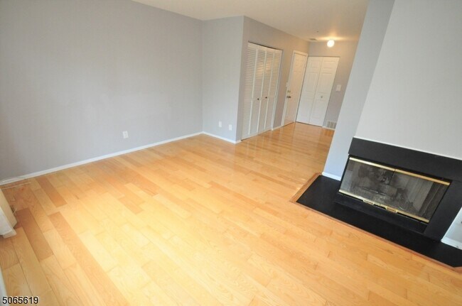 Building Photo - 121 Village Dr