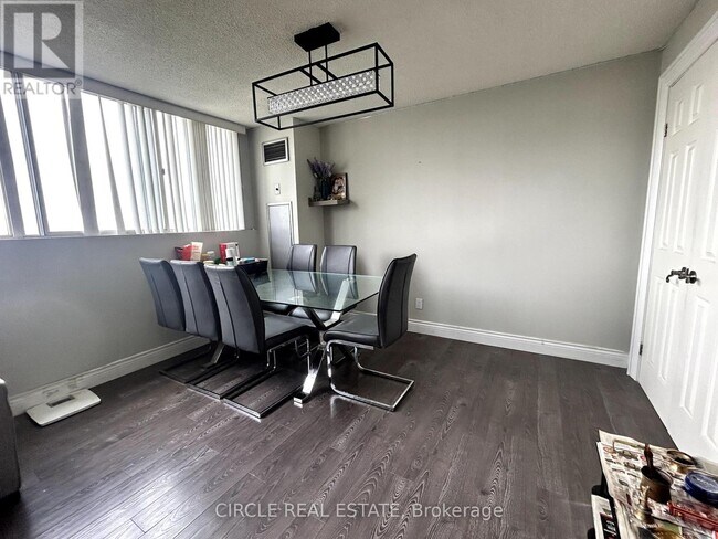 Building Photo - 3695-3695 Kaneff Crescent