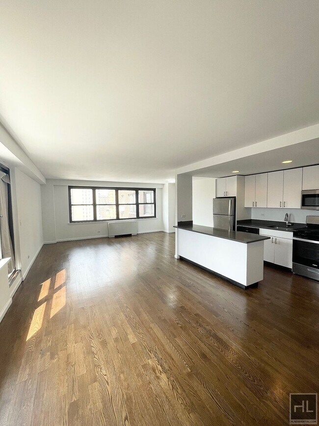 Building Photo - E 82 St