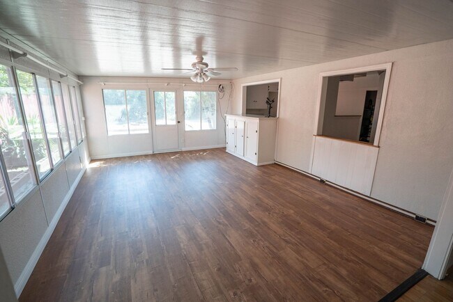 Foto del edificio - Spacious 4-Bedroom + Office Home on a Cul-de-Sac in Panorama City!