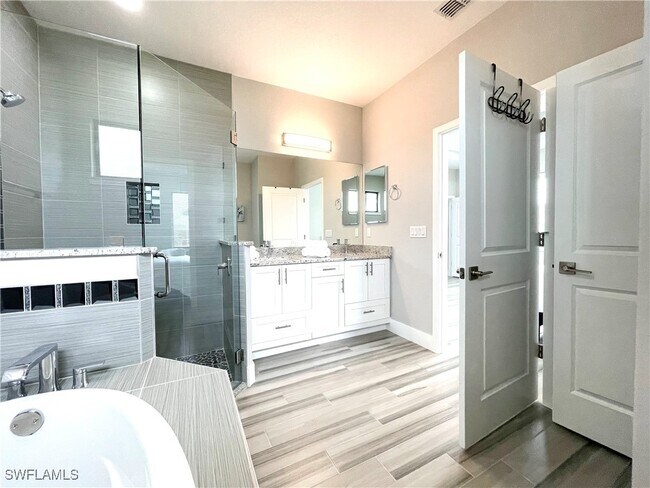 Building Photo - 812 SW 8th Pl