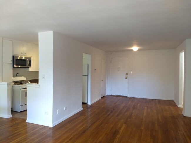 Sala de estar y cocina - 108-50 62nd Dr
