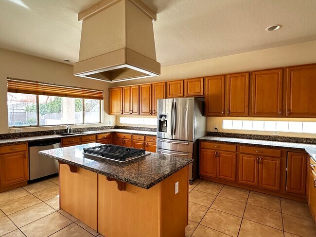 Building Photo - HIGHLY DESIRABLE AND SPACIOUS GATED COMMUN...