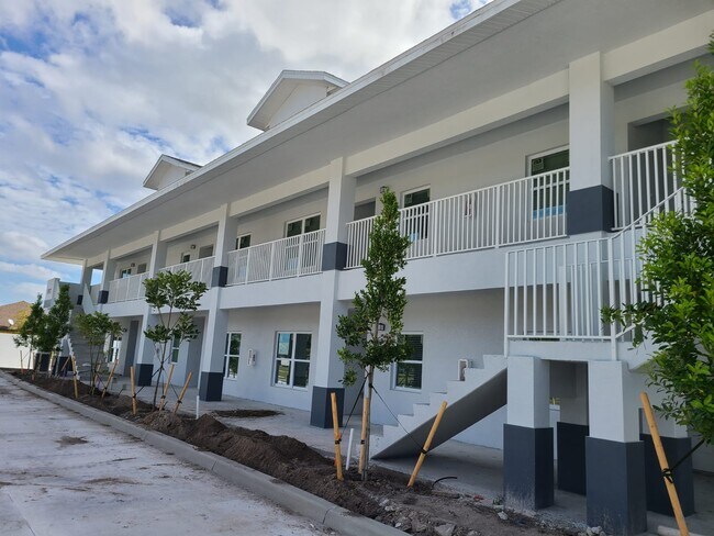Building Photo - 912 SW 39th Terrace