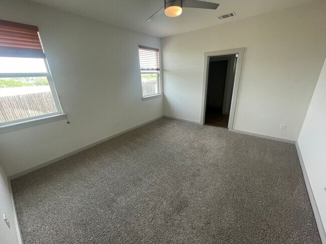 Foto del edificio - 3 bed 2 bath home off I-35