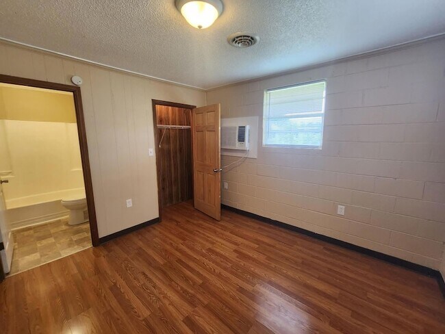 Building Photo - 174 Marina Dr NW