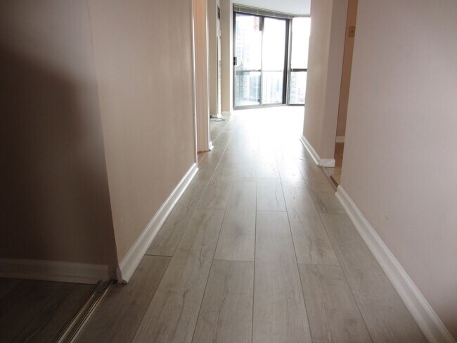 Building Photo - 33 W Delaware Pl