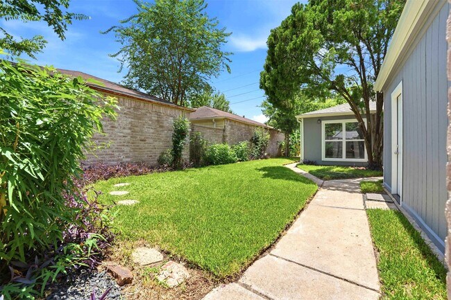 Building Photo - 16007 Ridgegreen Dr