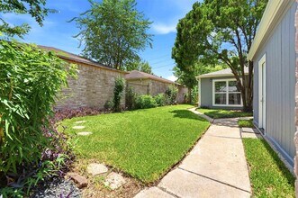 Building Photo - 16007 Ridgegreen Dr