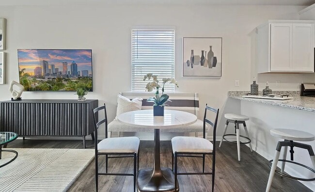 Foto del edificio - Large 3 Bedroom Townhome Coming Soon!