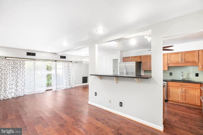 Foto del edificio - 7802 Dassett Ct