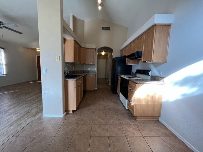 Building Photo - 2 BEDROOM PLUS DEN NEAR ARROWHEAD SHOPS