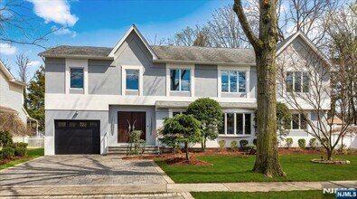 Building Photo - 827 Alden Rd