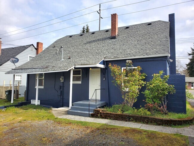 Foto del edificio - Classic Craftsman Home Available