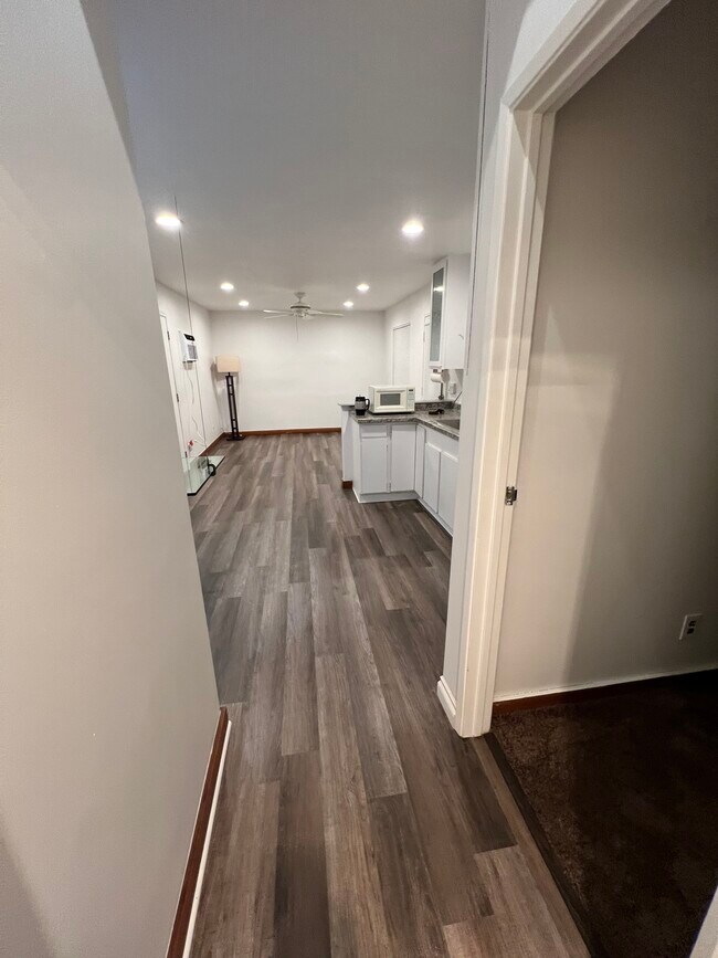 Nuevos pisos en el baño, cocina & área de la sala de estar. - 7822 Genesta Ave