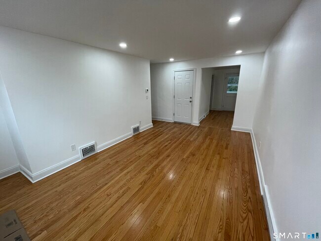 Building Photo - 471 Marlborough Terrace