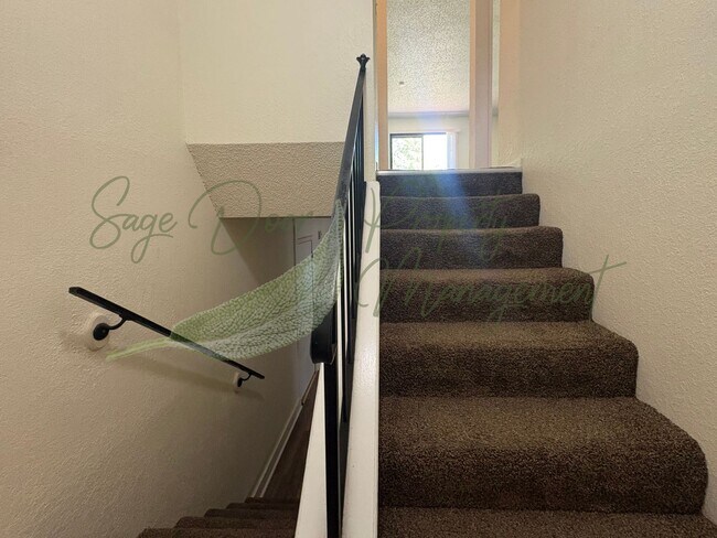Foto del edificio - SPACIOUS TOWNHOME WITH GARAGE!!!