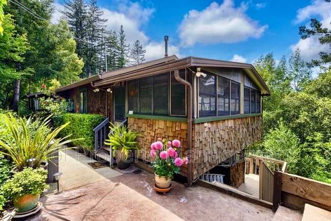 Building Photo - 646 Blue Ridge Dr