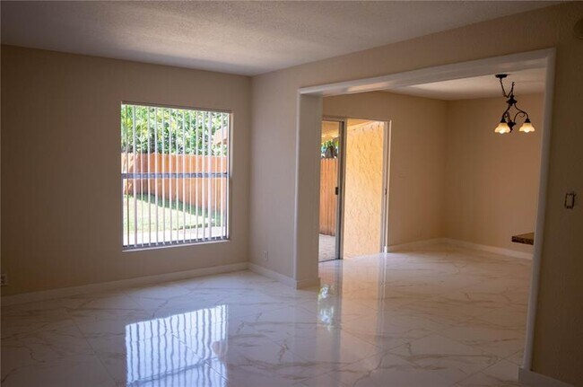 Building Photo - 316 Sunshine Dr