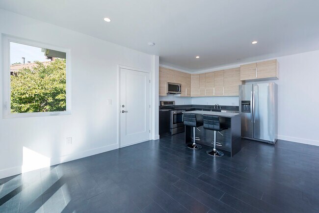 Building Photo - 1748 Manzanita Dr