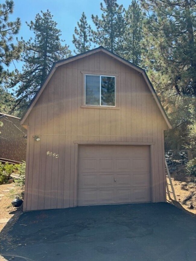 Foto del edificio - Charming Mountain Retreat with Loft & Scenic Deck in Pine Mountain Club