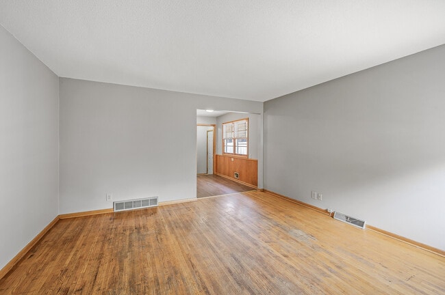 Building Photo - 841 25th Ave SE