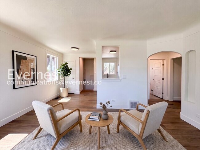 Foto del edificio - 3 Bed/1 Bath Home with Fenced Yard