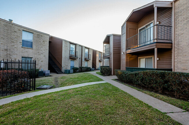 Arquitectura clásica combinada con un exuberante paisaje para una encantadora sensación de comunidad. - Ridge Point