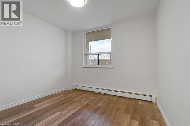 Photo du bâtiment - 223 Jackson St W