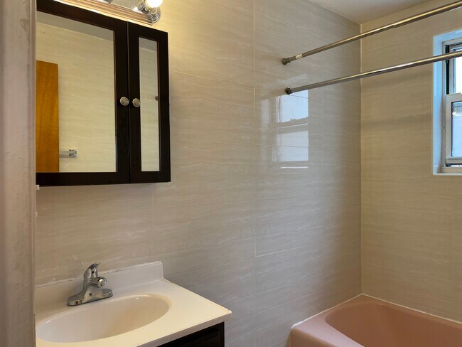Foto del edificio - 5614 Riverdale Ave