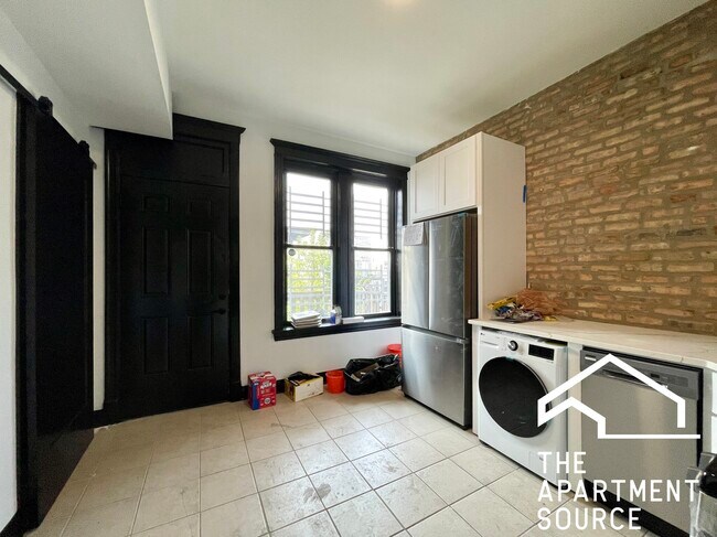 Foto del edificio - 2648 W Augusta Blvd