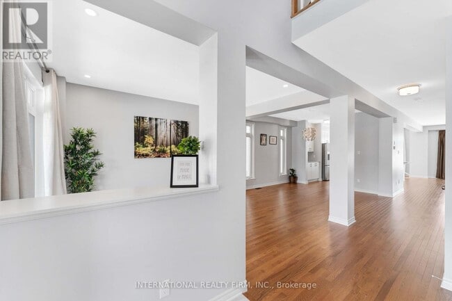 Photo du bâtiment - 696 Moonflower Cres