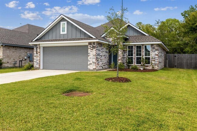 Building Photo - Like new 3 bedroom, 2 bath in the gated community of Point Aquarius/Summerchase