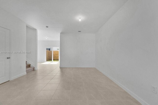 Building Photo - 2558 SE 27th Dr