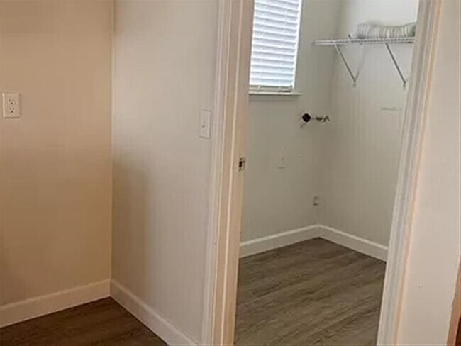 Building Photo - Located in the desirable area