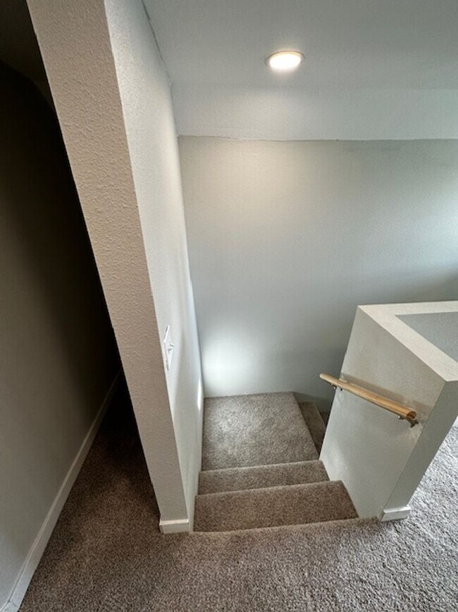 Building Photo - Charming Two Bedroom Pet Friendly Home in ...
