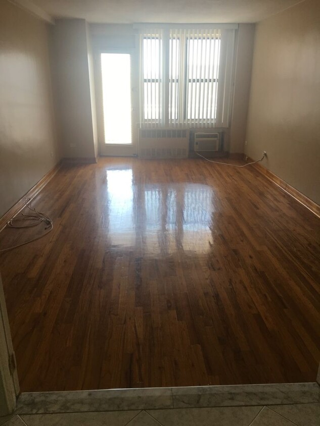 Foto principal - 3235 Emmons Ave